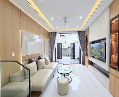 Nhà 2 tầng - Hẻm xe hơi - Phạm Văn Đồng
