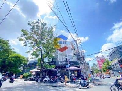 Quán cafe (góc 2MT) Trường Sơn, Q10. Dt: 9x15m, Kc: trệt 3 lầu