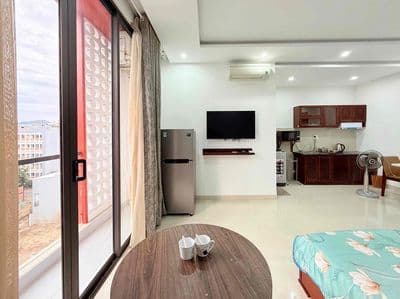 Trống sẵn căn hộ studio cao tầng, ban công thoáng mát.