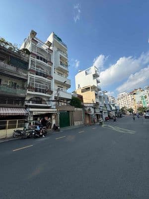 Cho thuê nhà 6 tầng đường 20m - gần ngã tư 3 tháng 2 - Tạ Uyên Quận 11