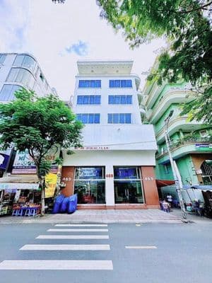 Ngang 10m nhà 7 tầng sàn suốt có thang máy nhà mới giá 90tr/tháng