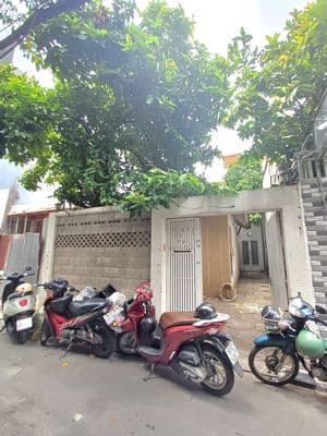Nhà sân thoáng HXH Nguyễn Hồng Đào 5,4 x 21m 3 PHÒNG 3 Máy Lạnh