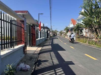 Đất vuông vức, lô góc, hai mặt tiền, giấy tờ sổ đỏ, một mặt tiền đông
