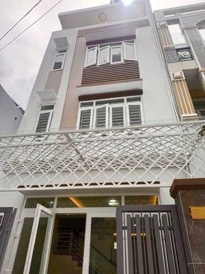 Bán nhà 1 trệt 3 lầu cách Lê Văn Thịnh 20m, Q2