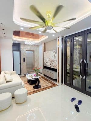 Bán nhà 6 tầng thang máy gần Giang Văn Minh, 35m2