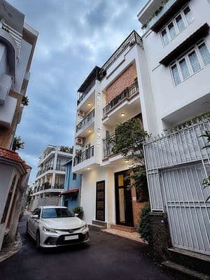 Cho Thuê nhà 4 Phòng Ngủ, gần Chợ Bà Chiểu