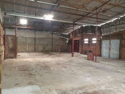 Kho 300m2 mặt tiền tôn đản