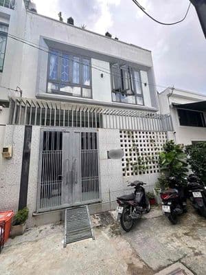 Cho thuê nhà 2 tầng hẻm xe hơi full nội thất đình phong phú