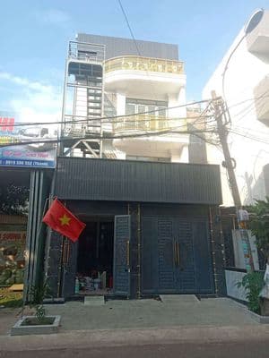 Khách sạn xây mới trong chợ đầu mối mặt tiền nhựa