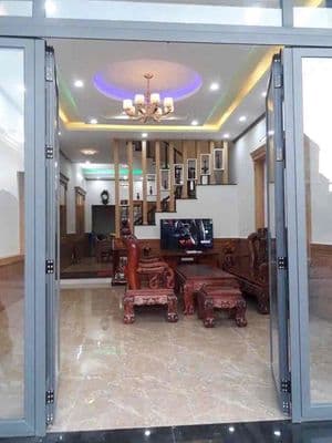 nhà gần ngã tư 550 DĨ AN,1 trệt 2 lầu 3p ngủ,1p thờ ,có 2 máy lạnh