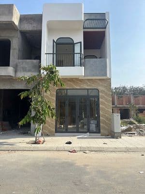 Bán nhà 1 trệt 1 lầu ngay chợ tân hiệp Tân Uyên