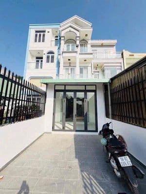 Nhà rộng. sân xe hơi. trệt 2 lầu 4pn 5wc. đường thông