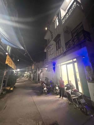 Nhà tiểu thư hẻm 1886 giá 8 triệu ở liền