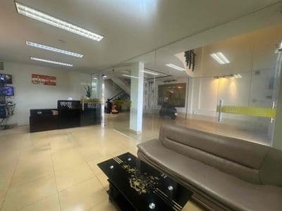 cho thuê mặt bằng đẹp có cửa kính văn phòng nội thất sofa làm việc