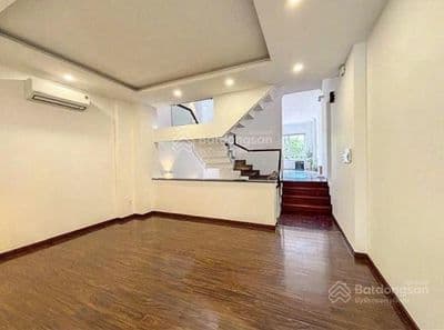Gần Cầu Sài Gòn - Nhà (5x20m), có sân đậu ô tô, phù hợp ở&kinh doanh