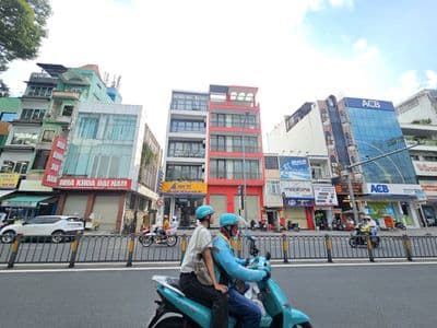 Tòa nhà mt lê văn duyệt q. bình thạnh , dtsd : 700m2 ngang 8m , 100tr