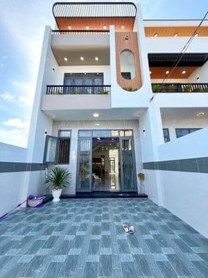 Bán nhà mặt tiền quốc lộ 13 tặng full
