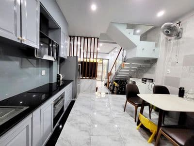 Cho thuê nhà Điện Biên Phủ, 3 tầng, DTSD:150m2, hẻm xe hơi