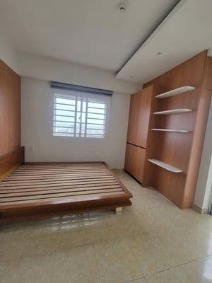 Căn 3 phòng ngủ sẵn nội thất C/c Hoa Sen- Lạc Long Quân giá 15tr/th