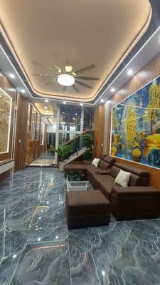 cần bán căn nhà mới xây có thang máy nội thất đầy đủ chỉ sẳn vào ở