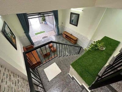 Cho thuê nhà 2 tầng: 3PN, 2WC, Sân ôtô, đường 10,5m lề 5m