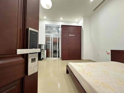 Căn Hộ tầng trệt full nội thất / tách bếp , gần vòng xoay Dân Chủ