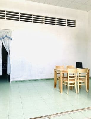 Nhà nguyên căn gần chợ trường
