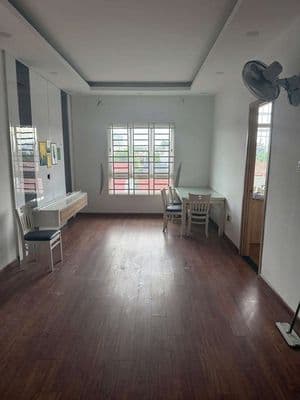 Bán căn giữa cầu thang