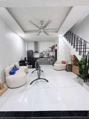 2 tầng,(4,4m x 7m).cách MT 50m.sổ hồng riêng,hỗ trợ vay ngân hàng.