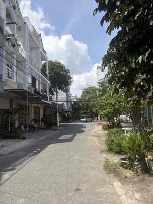 Nhà lầu sân thượng 3 phòng 3 máy lạnh KDC 91B