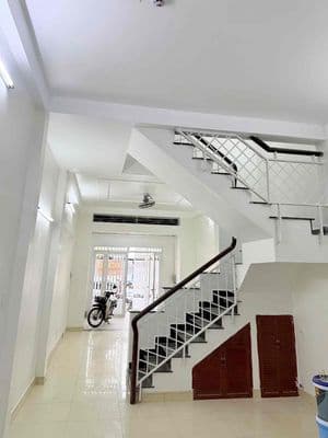 Mặt tiền đường lớn 25m 3 tầng (4m x 15m) có vỉa hè 5m 3 phòng ngủ
