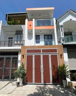 Nhà 3 Tầng 4PN - Đối Diện VINHOMES Quận 9
