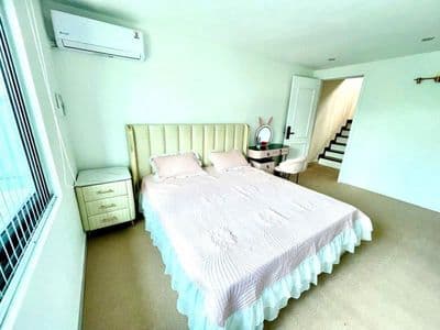 Ô tô dừng đỗ ngày đêm. vài bước ra phố.