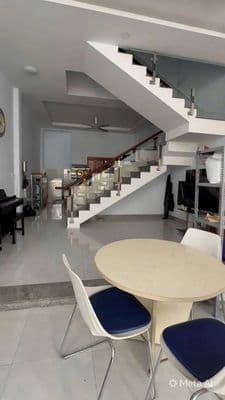 Cho thuê nhà 5pn 5wc hẻm xe hơi 12trieu