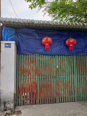 Nhà mặt tiền đường nhựa thông, gần chợ, trường học, trạm y tế, ủy ban