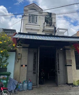 ngang 6m, dài 24m, 1 trệt 2 lầu mà chỉ 12 triệu/tháng