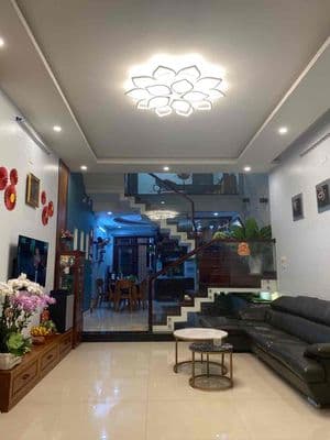 Cho thuê nhà 3 tầng mặt tiền gần đại học ngoại ngữ