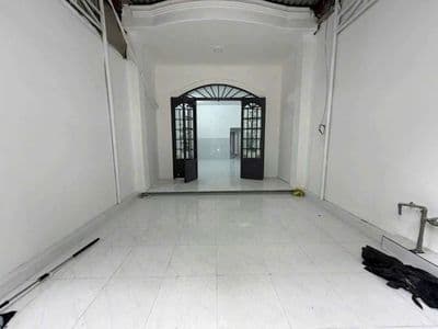 nhà to rộng rãi sạch sẽ như hình