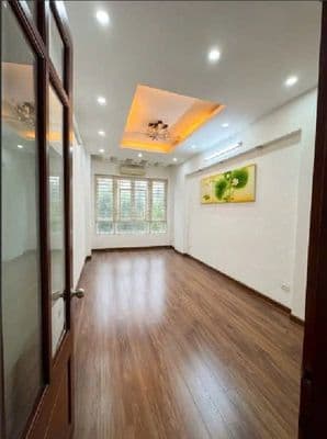 Cho thuê nhà Văn Cao - Ba Đình, 40m² x 5 tầng, ô tô đỗ cửa
