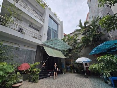 Cho thuê nhà mặt phố Nguyễn Khang, 400m², sân vườn rộng