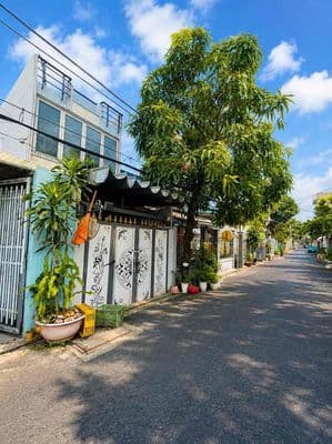 Nhà 3 tầng,đường nhựa 6m ,xe hơi ngủ trong nhà,giáp quận 7