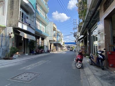 Nhà Thuê 10x30m.Cấp 4.Hẻm 10m Lũy Bán Bích.Gía:35tr