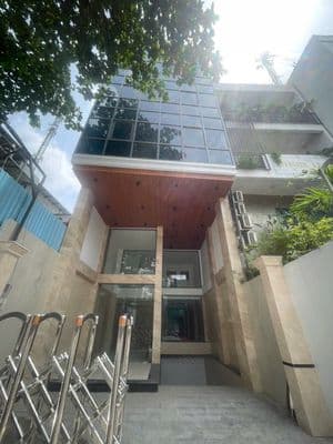 Cho thuê nhà mt hát giang_5x20m_hầm trệt lửng 3 lầu_thang máy.