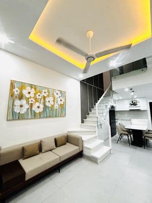 Nhà mặt tiền 2tầng - sân đỗ ô tô trong nhà - cổng tự động