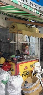 cần cho tôi chỗ ngồi trước mặt bàn