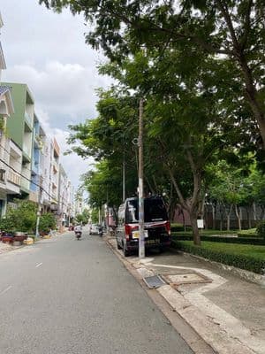 Cho thuê nhà đẹp 3.5 tấm mt đường 12m bình phú