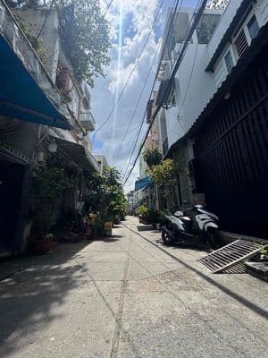 Bán nhà bà hom 2 tầng, sát chợ phú lâm, 30m2, 2pn, hẻm an ninh, rộng