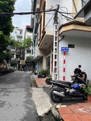 Hàng giảm giá liên tục