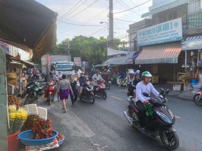 Nhà mặt tiền ngay chợ Đường buôn bán kinh doanh sầm uất