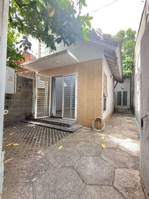 Nhà có sân vườn, DT rộng 1 trệt 1 lầu, 3PN 3VS, Hẻm xe hơi